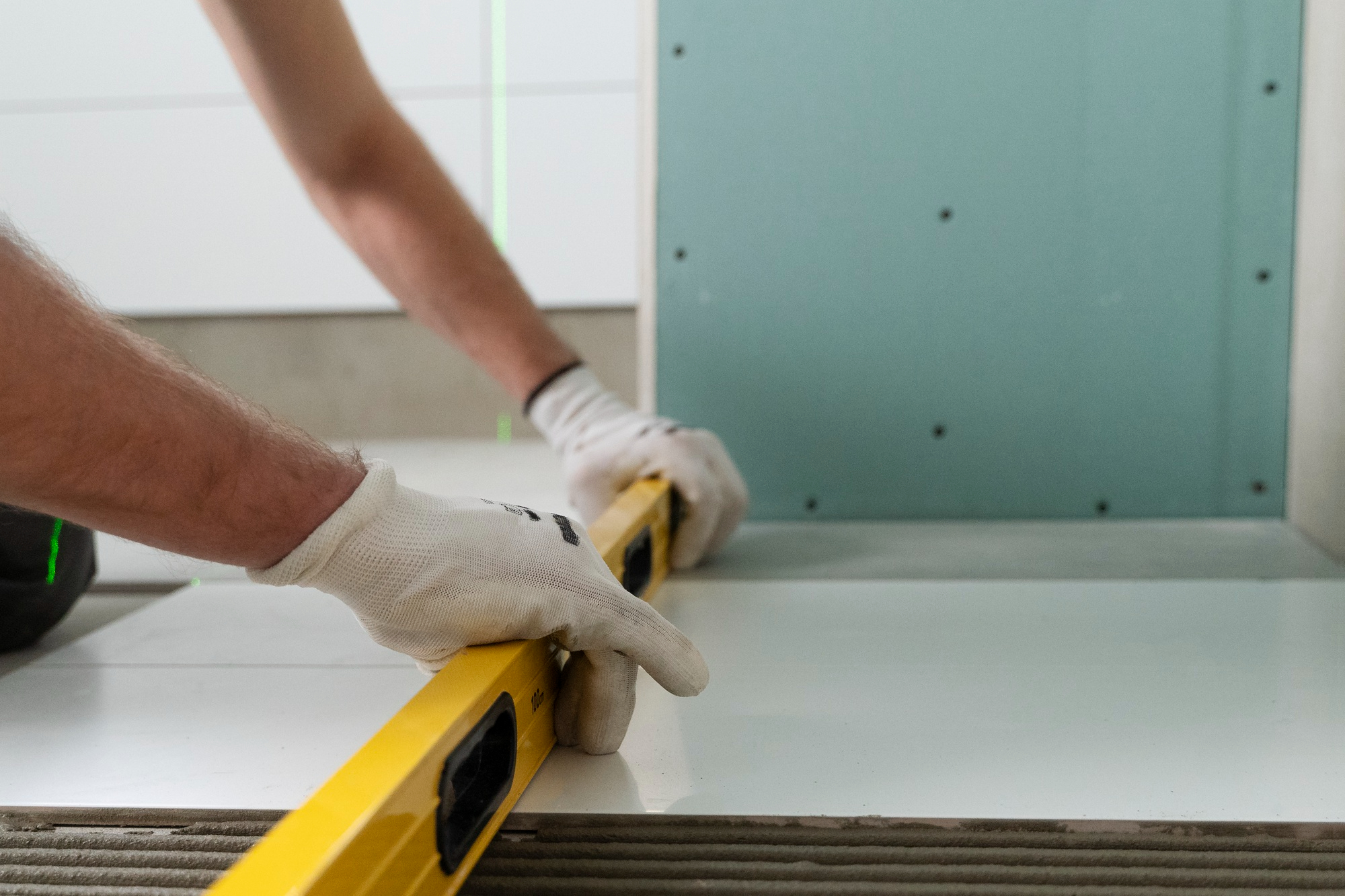 Rénovation salle de bain - Pose de sols et revêtements muraux<br />
